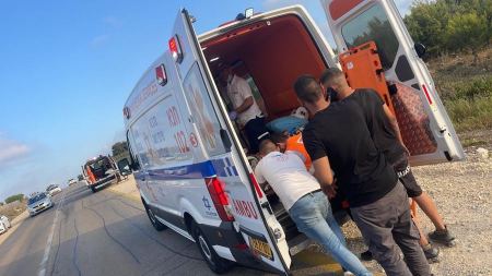 انقلاب مركبة واصابة سيدة وطفلها بالشمال